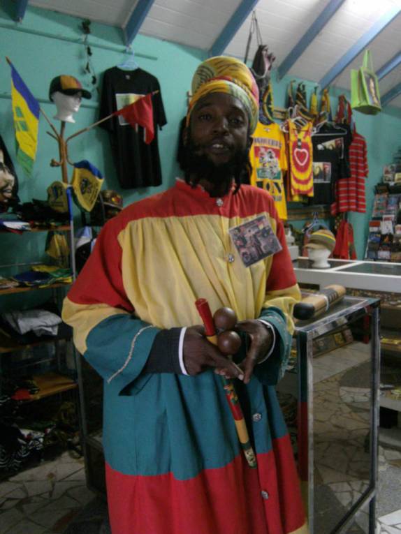 Visitando loja de duas super figuras em Clifton, na Union Island, sul de São Vicente e Granadinas, no Caribe